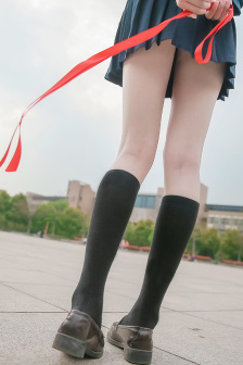 系红裤带的女人
